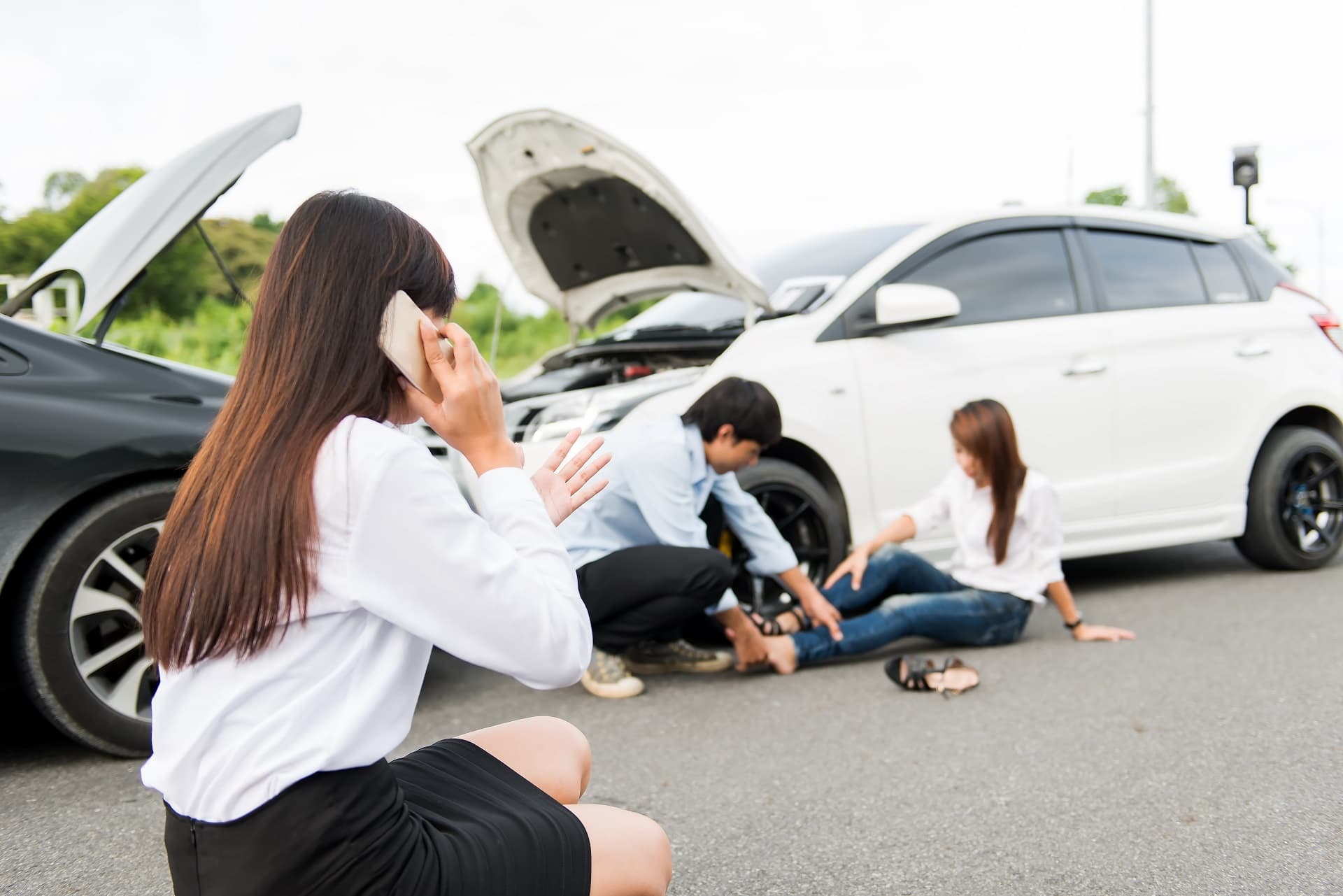 Asia women Stressed Driver Sitting At Roadside After Traffic Acc